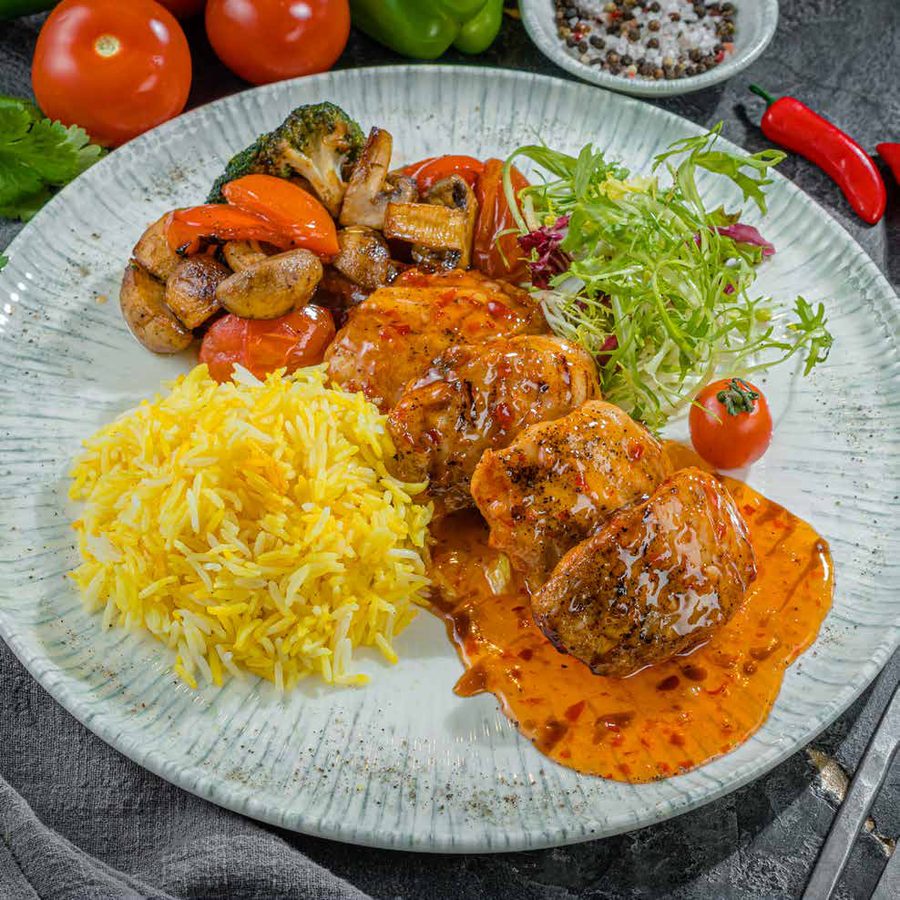 Курица с овощами и соусом